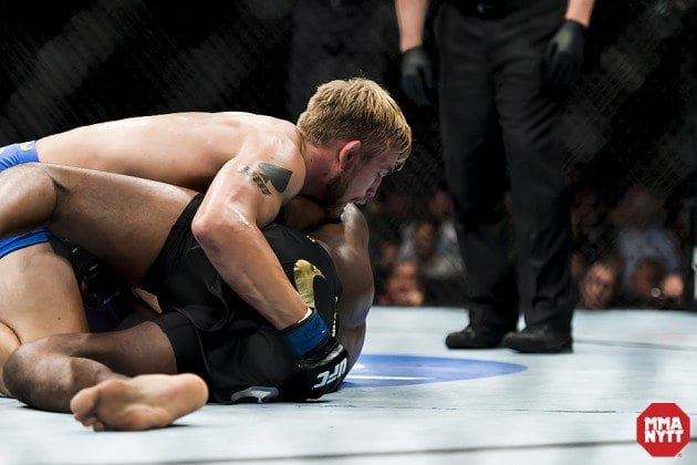 Alexander Gustafsson-vs-Jon-Jones10