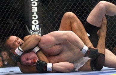 BJ Penn tar hand om Matt Hughes på UFC 123.