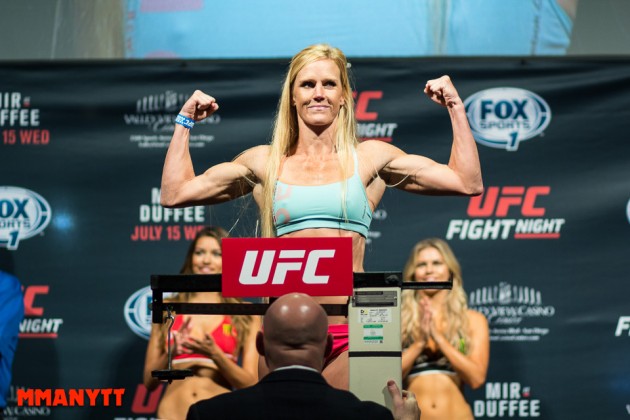 Den nya mästaren Holly Holm väger in. Foto: Mazdak Cavian