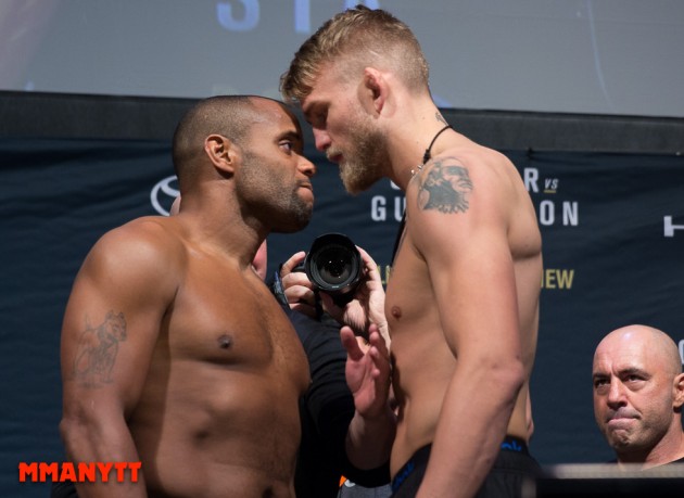 Staredown mellan Cormier och Gustafsson. Foto: Mazdak Cavian