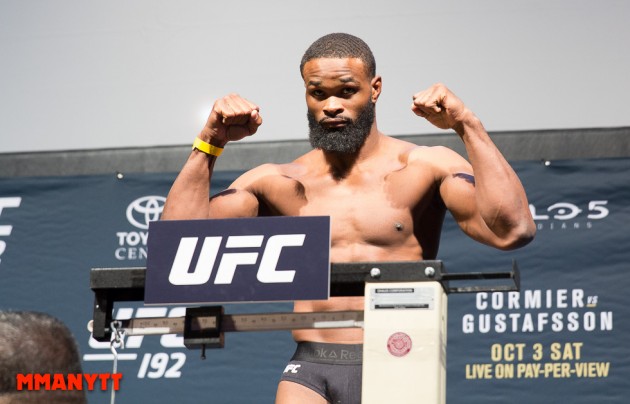 Woodley väger in på UFC 192. Han hade här redan fått veta att matchen blev inställd, men valde ändå att väga in för att visa att han själv var redo. Foto: Mazdak Cavian