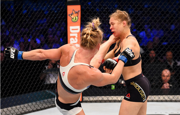 Holly Holm tvärknockar Ronda Rousey på UFC 193: Foto: Josh Hedges/Zuffa LLC