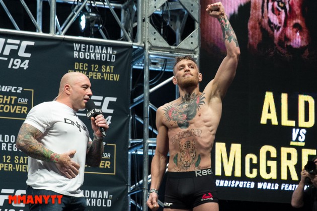 Conor McGregor Joe Rogan UFC 194 Weigh In Las Vegas MMAnytt Photo Mazdak Cavian 2015-77