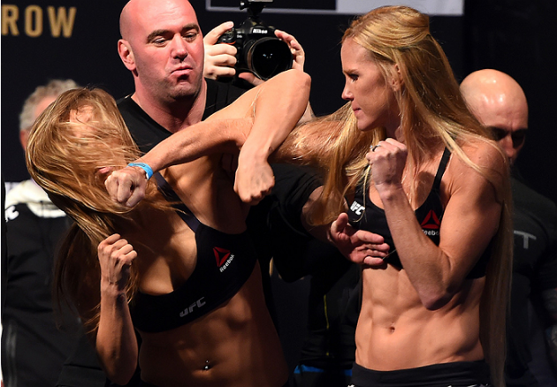 Redan vid invägningen såg man en skillnad i det mentala hos Ronda Rousey och Holly Holm. Foto: Zuffa LLC