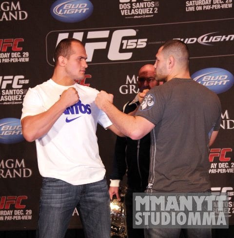 staredown_cain-velasquez_junior-dos-santos-mmanytt