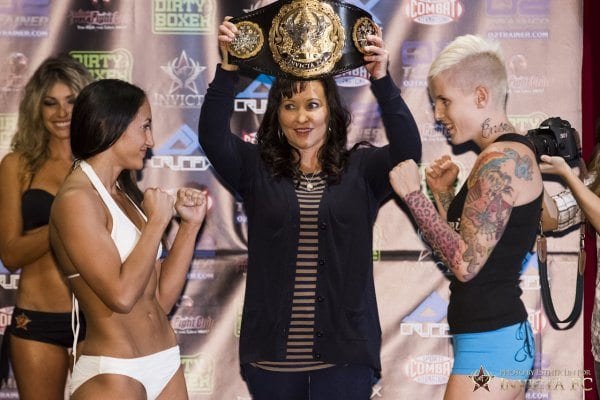 Carla Esparza vs Bec Rawlins Foto via Invicta FC