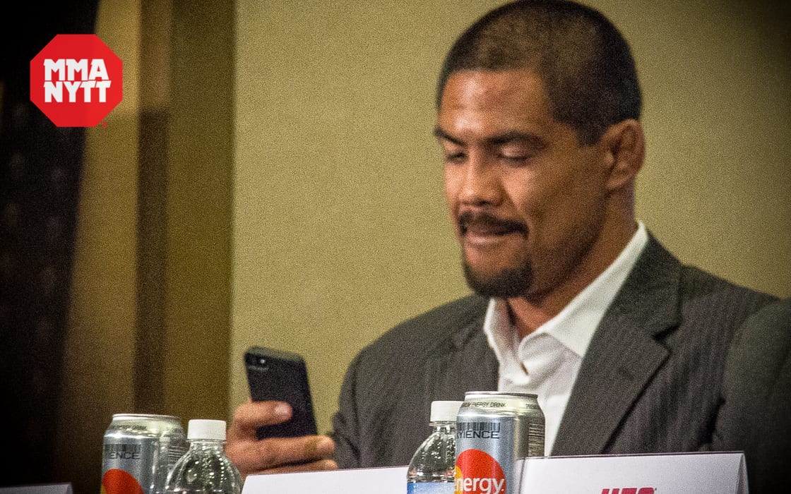 Mark Munoz texting iphone ufc 162 mmanytt studiomma