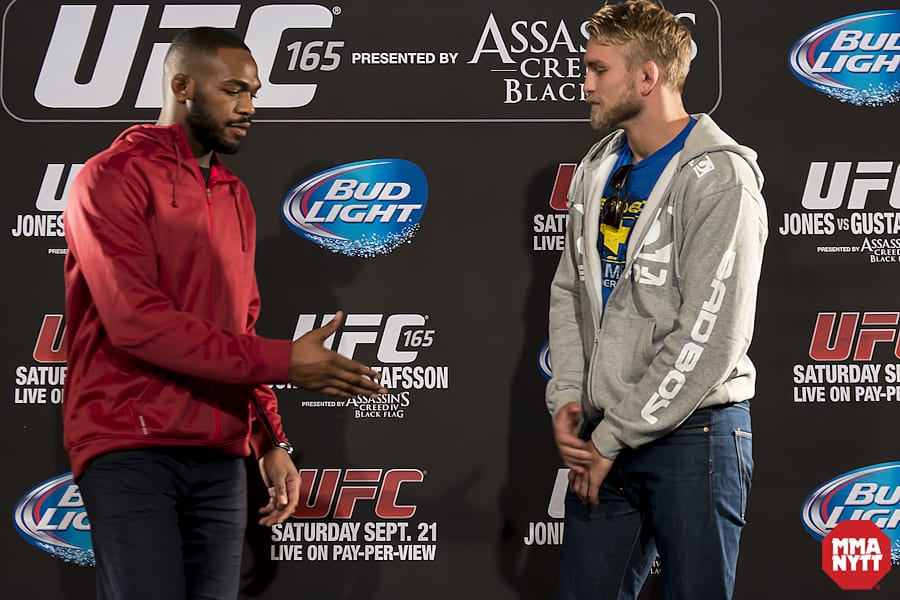 Jon Jones Alexander Gustafsson handskakning 01 UFC 165 MMANytt Foto – Micha Forssberg