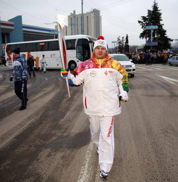 fedor emelianenko with Olympic torch mmanytt