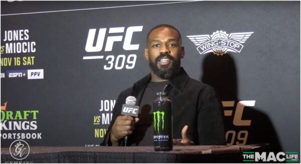 Jon Jones missnöjd med supportrarna: "IGNORERAR ALL LOGIK"