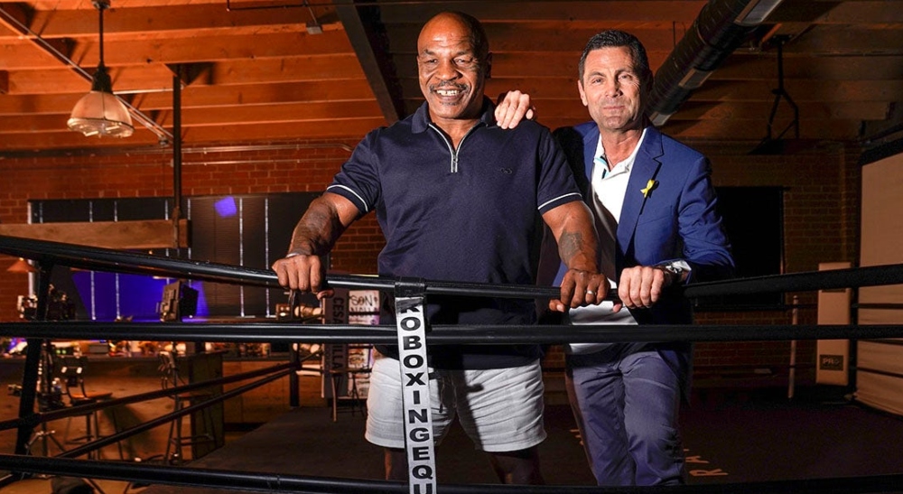 Mike Tyson CHOCKAR med övermänsklig styrka – slår sönder mittsen inför kontroversiella matchen