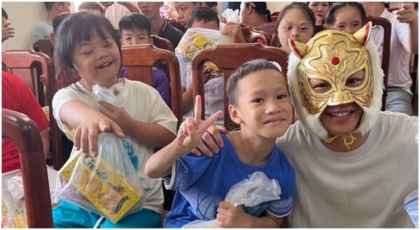 Takeru på besök i en skola i Vietnam. 